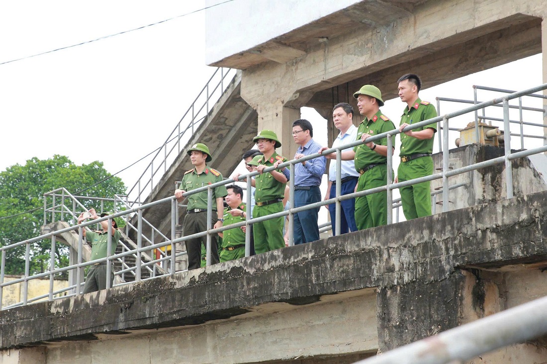 Đoàn công tác đã kiểm tra công tác phòng, chống cơn bão số 5 tại tại hồ Vực Mấu, phường Hoàng Mai 