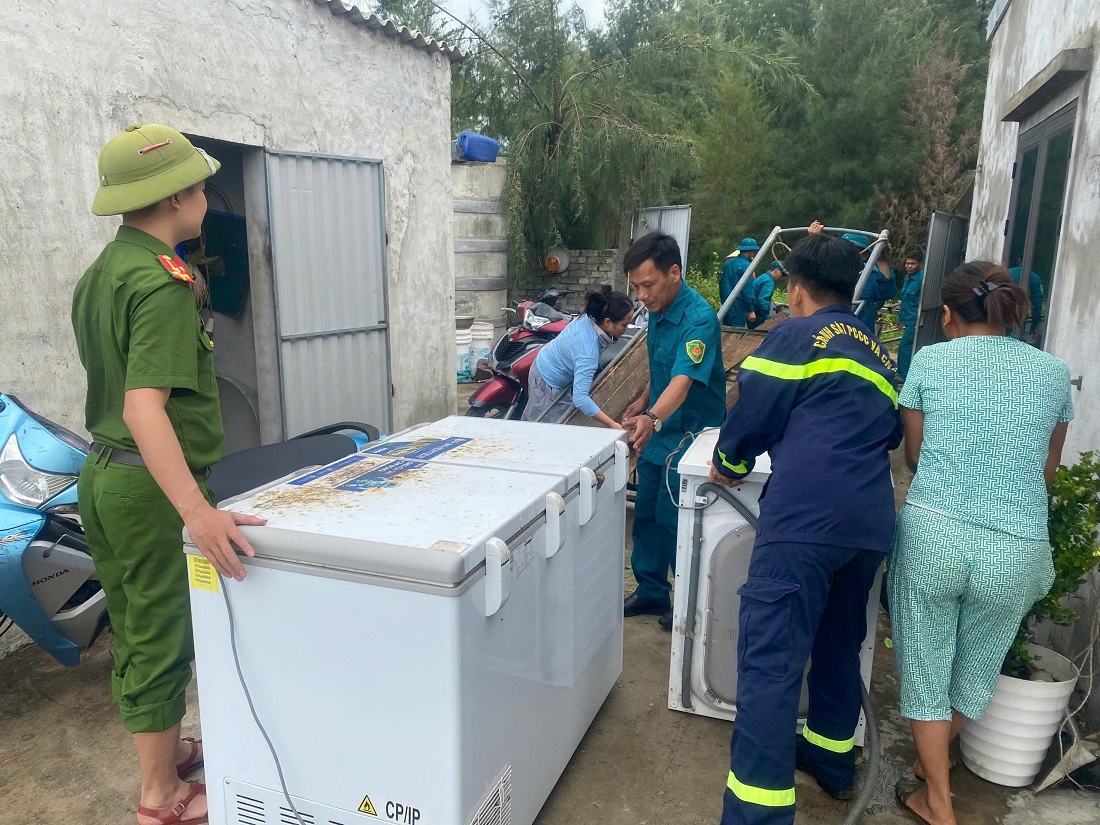 Lực lượng Cảnh sát PCCC&CNCH hỗ trợ người dân xã An Châu chằng chống, gia cố mái tôn nhà cửa và di dời tài sản trước khi bão số 5 đổ bộ vào đất liền