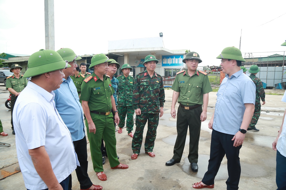 Đồng chí Nguyễn Đức Trung, Bí thư Tỉnh ủy và đồng chí Đại tá Đinh Việt Dũng, Ủy viên Ban Thường vụ Tỉnh ủy, Giám đốc Công an tỉnh cùng các thành viên trong đoàn kiểm tra thực tế công tác phòng, chống bão số 5 tại Cảng Lạch Quèn