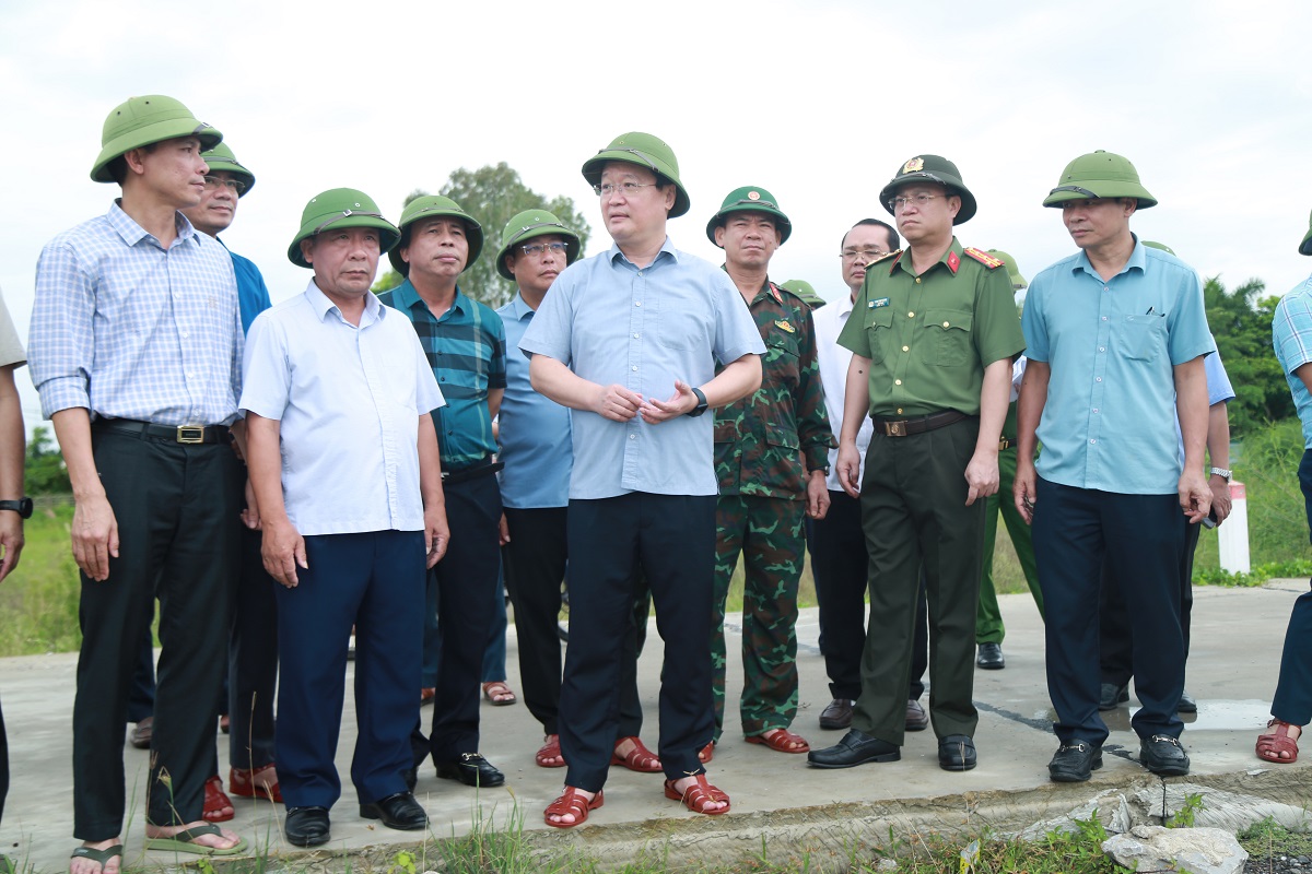 Đồng chí Nguyễn Đức Trung, Bí thư Tỉnh ủy và đồng chí Đại tá Đinh Việt Dũng, Ủy viên Ban Thường vụ Tỉnh ủy, Giám đốc Công an tỉnh cùng các thành viên trong đoàn kiểm tra thực tế công tác phòng, chống bão số 5 tại Cảng Lạch Cờn