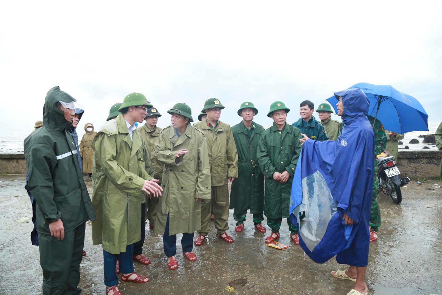 Đồng chí Lê Hồng Vinh, Phó Bí thư Tỉnh ủy, Chủ tịch UBND tỉnh và đồng chí Đại tá Đinh Việt Dũng, Ủy viên Ban Thường vụ Tỉnh ủy, Giám đốc Công an tỉnh kiểm tra công tác phòng, chống bão số 5 tại xã An Châu