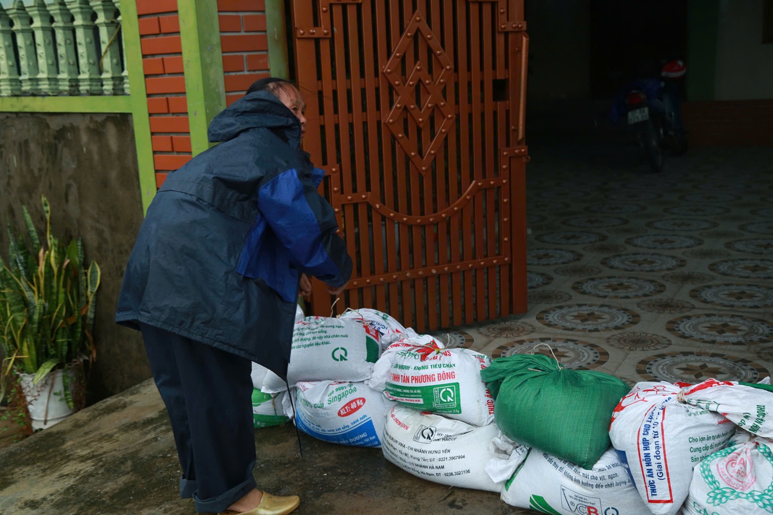 Lực lượng Công an xã Tân Châu cùng bà con Nhân dân gia cố nhà cửa, phòng, chống bão số 5
