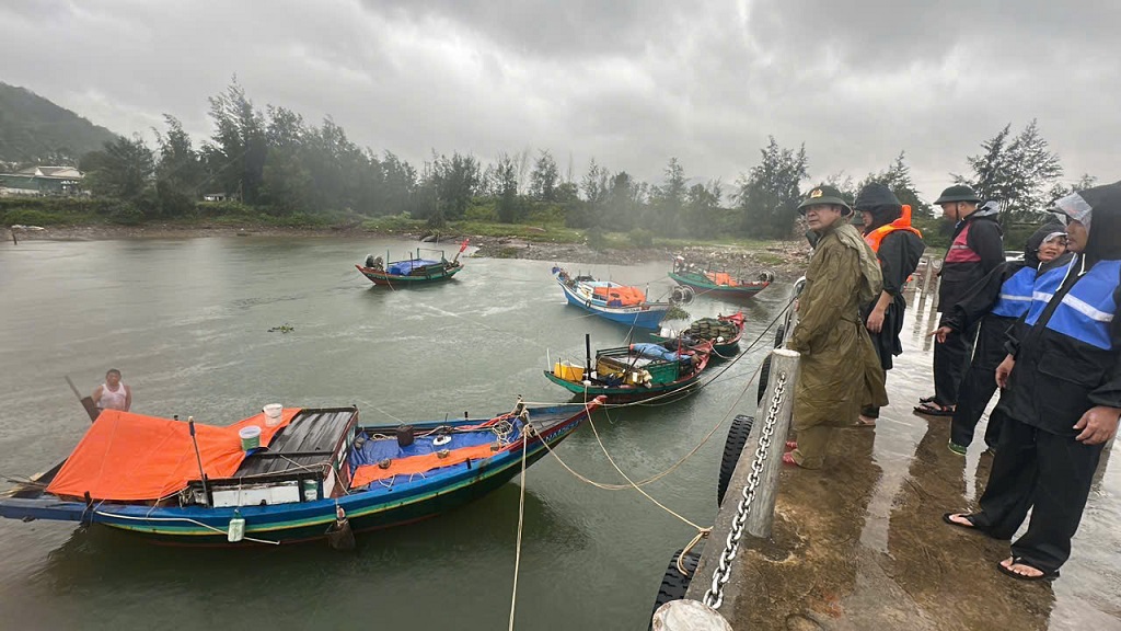 Đồng chí Đại tá Nguyễn Đức Cường, Phó Giám đốc Công an tỉnh kiểm  tra cầu cá, khu neo đậu tránh trú bão Nghi Quang  