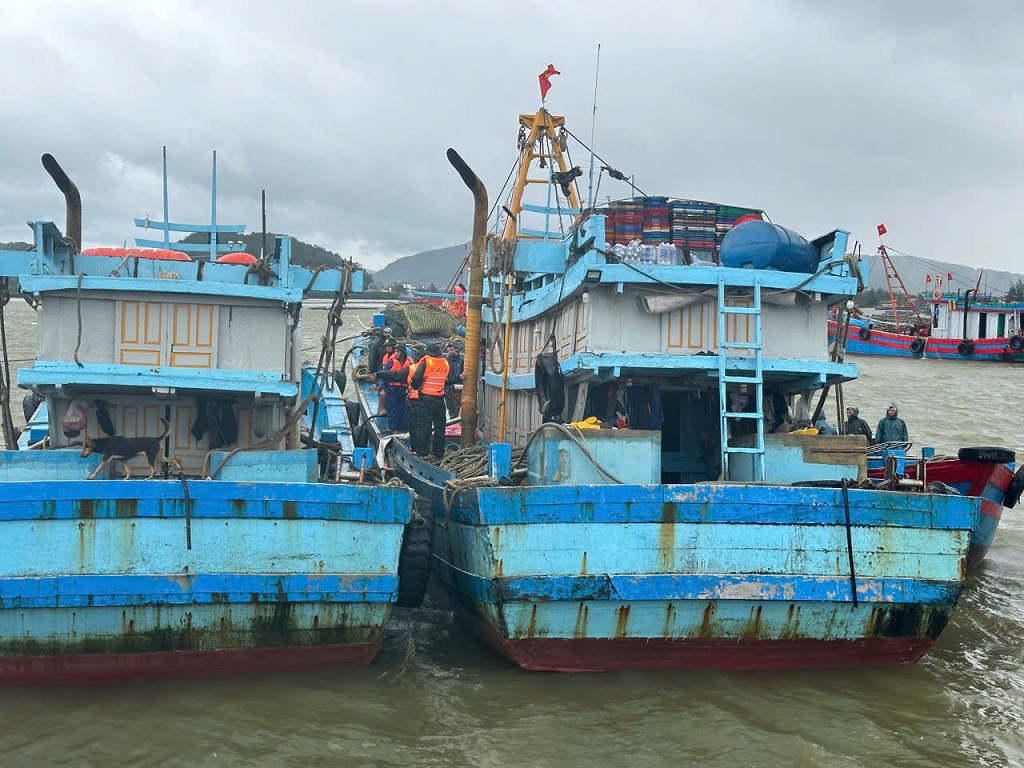 Tại cầu cảng Nghi Tân (cũ), Đồng chí Phó Giám đốc chỉ đạo Công an phường Cửa Lò nhắc nhở, kiên quyết đưa ngư dân vào nơi trú ẩn