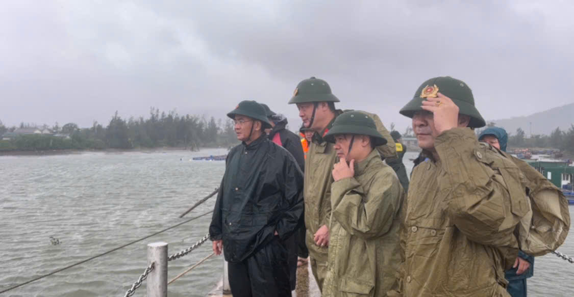 Đồng chí Phó Giám đốc kiểm tra tại cầu cảng Trung Lộc