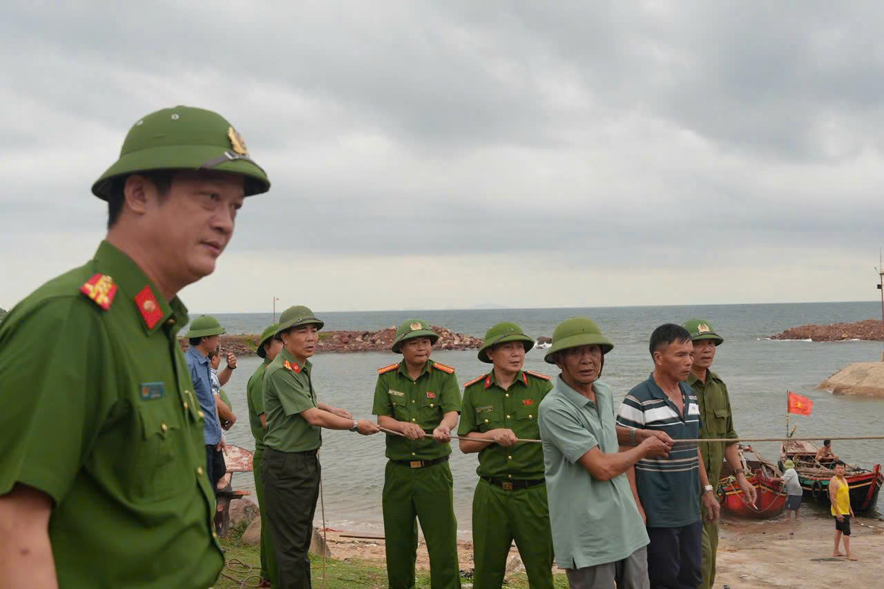 Đồng chí Đại tá Nguyễn Đức Cường, Phó Giám đốc Công an tỉnh trực tiếp chỉ đạo công tác ứng phó bão số 5 tại xã Hải Lộc