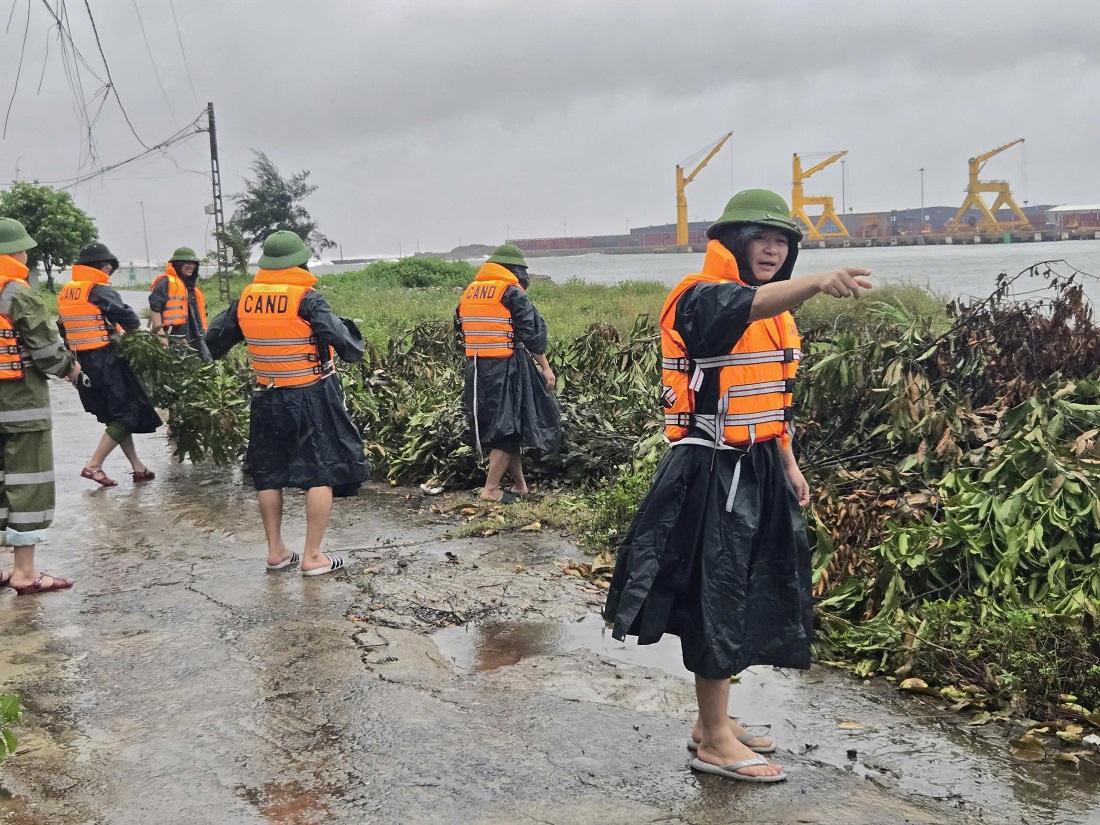 Phòng Cảnh sát Quản lý hành chính về trật tự xã hội hỗ trợ người dân xã Hải Lộc, chống bão
