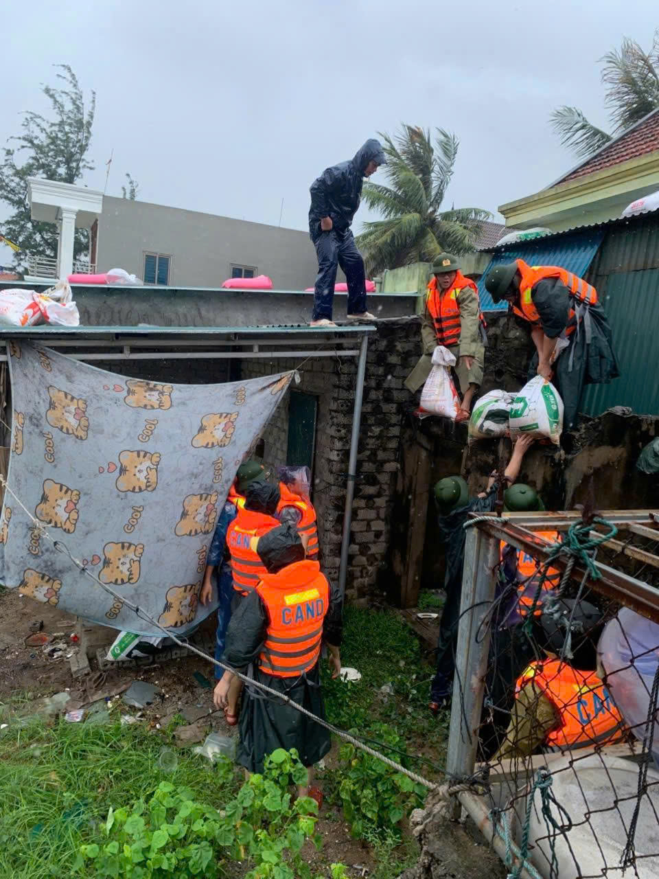 Phòng Kỹ thuật nghiệp vụ tăng cường cán bộ chiến sỹ có mặt tại xã Quỳnh Mai phối hợp cùng các lực lượng hỗ trợ người dân phòng, chống mưa bão