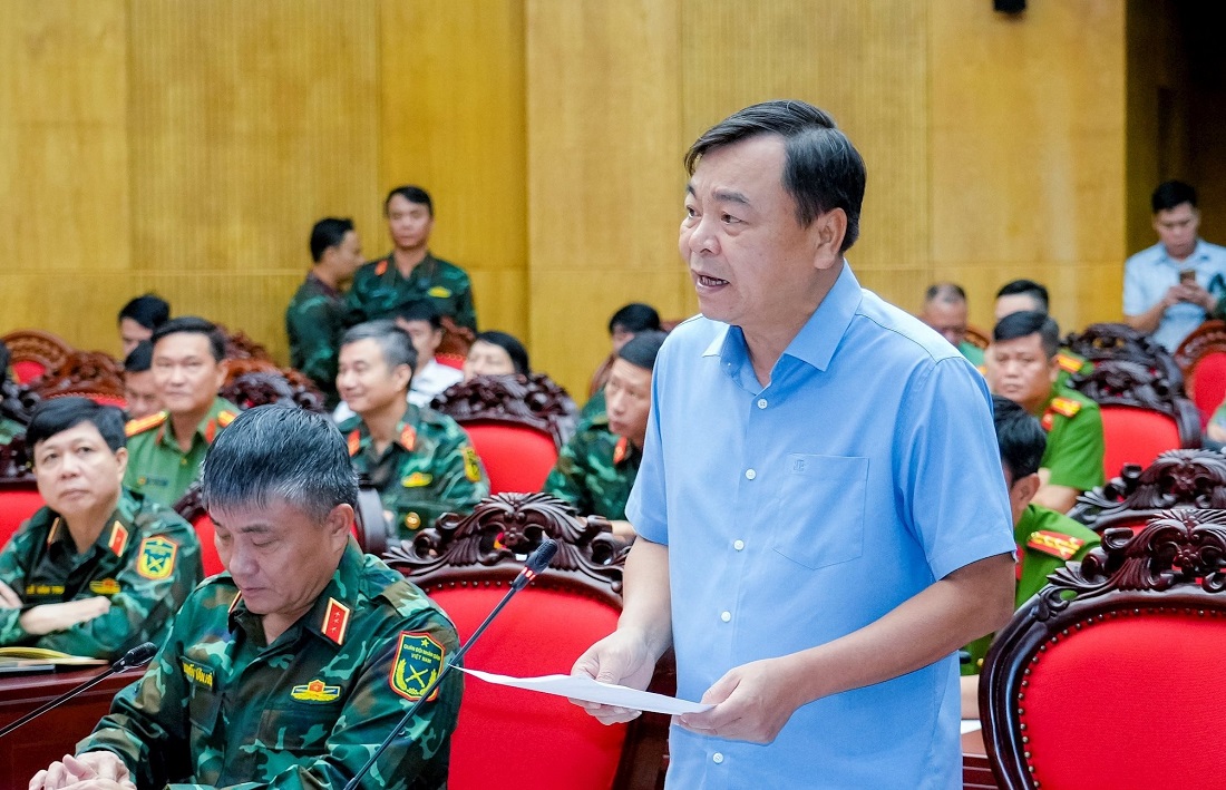 Đồng chí Nguyễn Hoàng Hiệp - Thứ trưởng Bộ Nông nghiệp và Môi trường báo cáo tại Cuộc họp