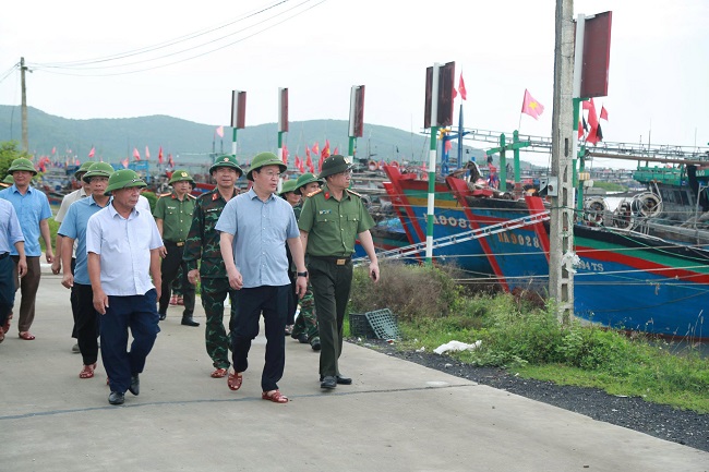 Đồng chí Nguyễn Đức Trung, Bí thư Tỉnh ủy và đồng chí Đại tá Đinh Việt Dũng, Ủy viên Ban Thường vụ Tỉnh ủy, Giám đốc Công an tỉnh cùng các thành viên trong đoàn kiểm tra thực tế công tác phòng, chống bão số 5 trên địa bàn