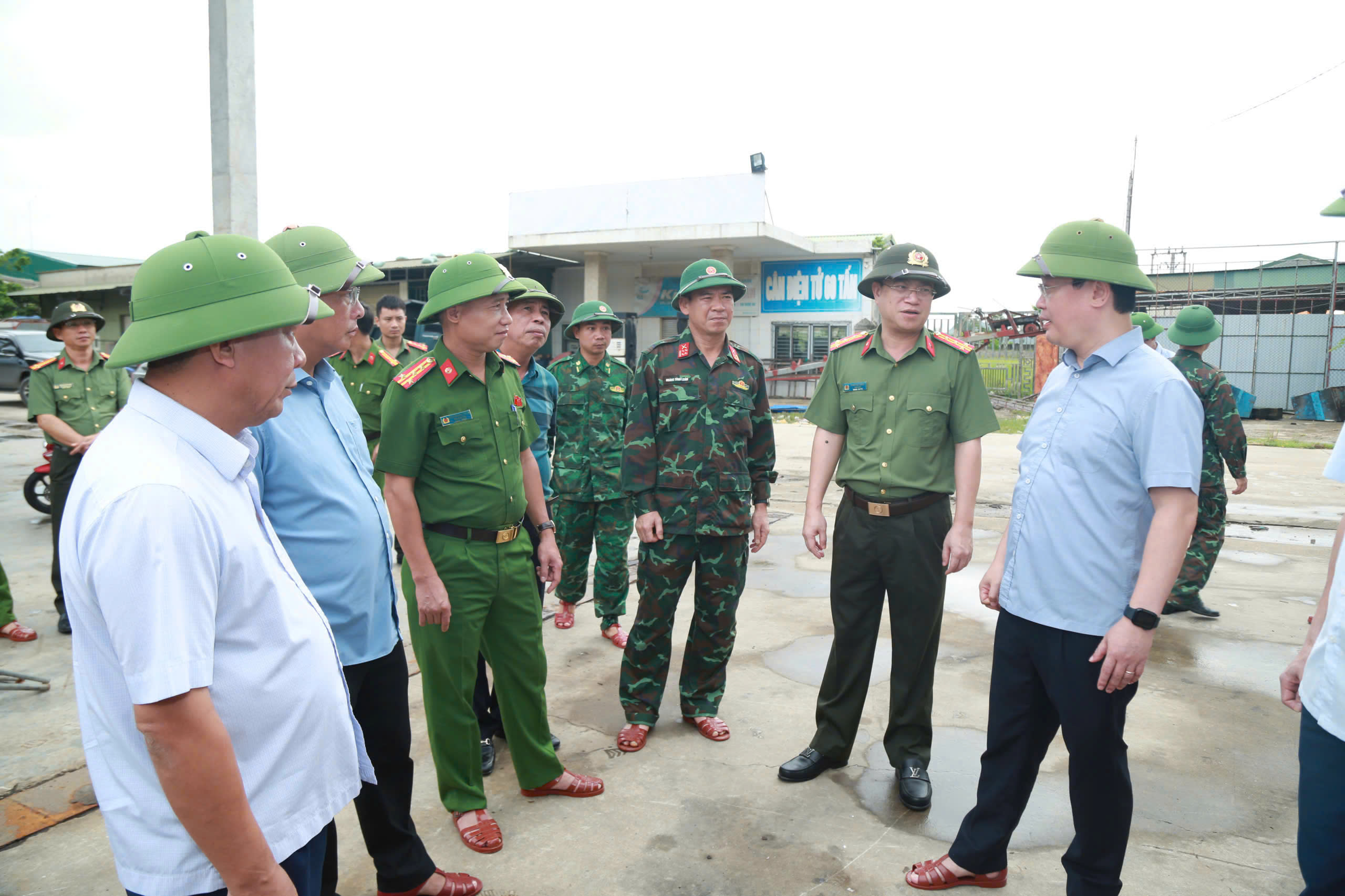 Đồng chí Đại tá Đinh Việt Dũng, Giám đốc Công an tỉnh Nghệ An tham gia đoàn công tác kiểm tra tình hình phòng, chống bão số 5 tại các xã ven biển do Bí thư Tỉnh ủy Nguyễn Đức Trung làm Trưởng đoàn