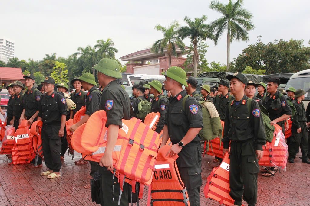 Hàng trăm Cán bộ chiến sỹ Công an Nghệ An đã được tăng cường về các xã ven biển để tham gia chống bão