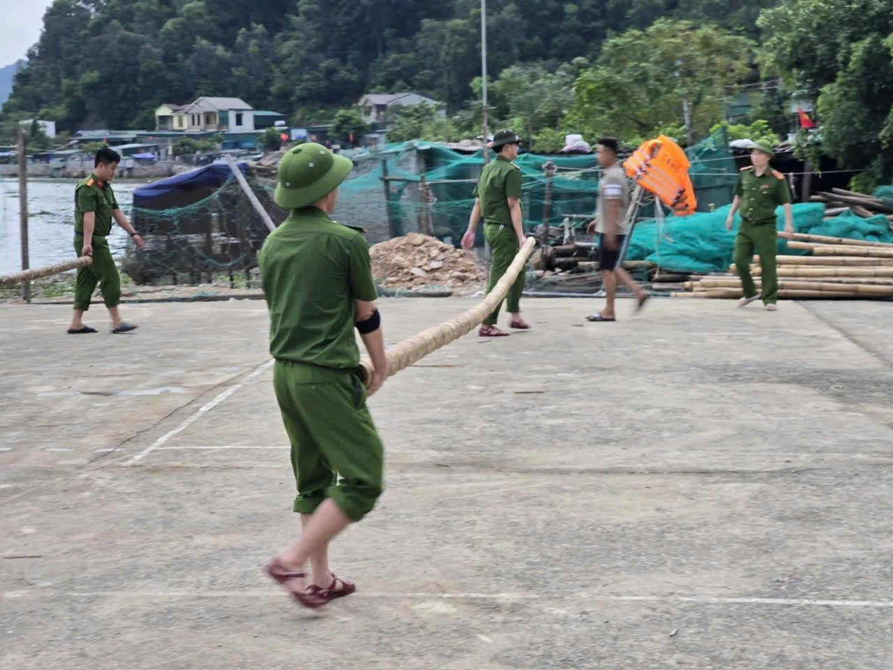 Ngay sau khi về cơ sở, lực lượng tăng cường đã khẩn trương giúp dân phòng, chống bão