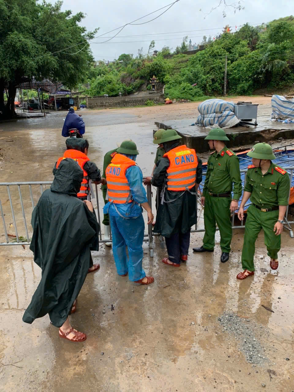Công an xã Quỳnh Mai thiết lập gác chắn tại các khu vực ngập sâu nguy hiểm để bảo đảm an toàn cho người dân