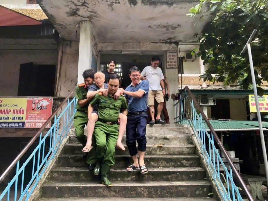 Ngay trong chiều 24/8, Công an phường Thành Vinh hỗ trợ di dời người dân khỏi các chung cư không đảm bảo an toàn trên địa bàn