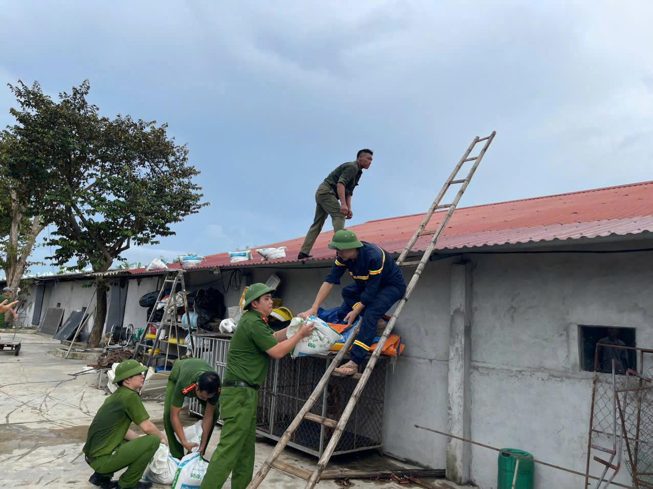 Công an các xã, phường hỗ trợ người dân phòng chống mưa, bão