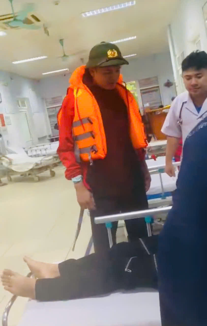 Công an xã Thần Lĩnh sử dụng xe chuyên dụng hỗ trợ gia đình đưa cháu bé đến bệnh viện cấp cứu