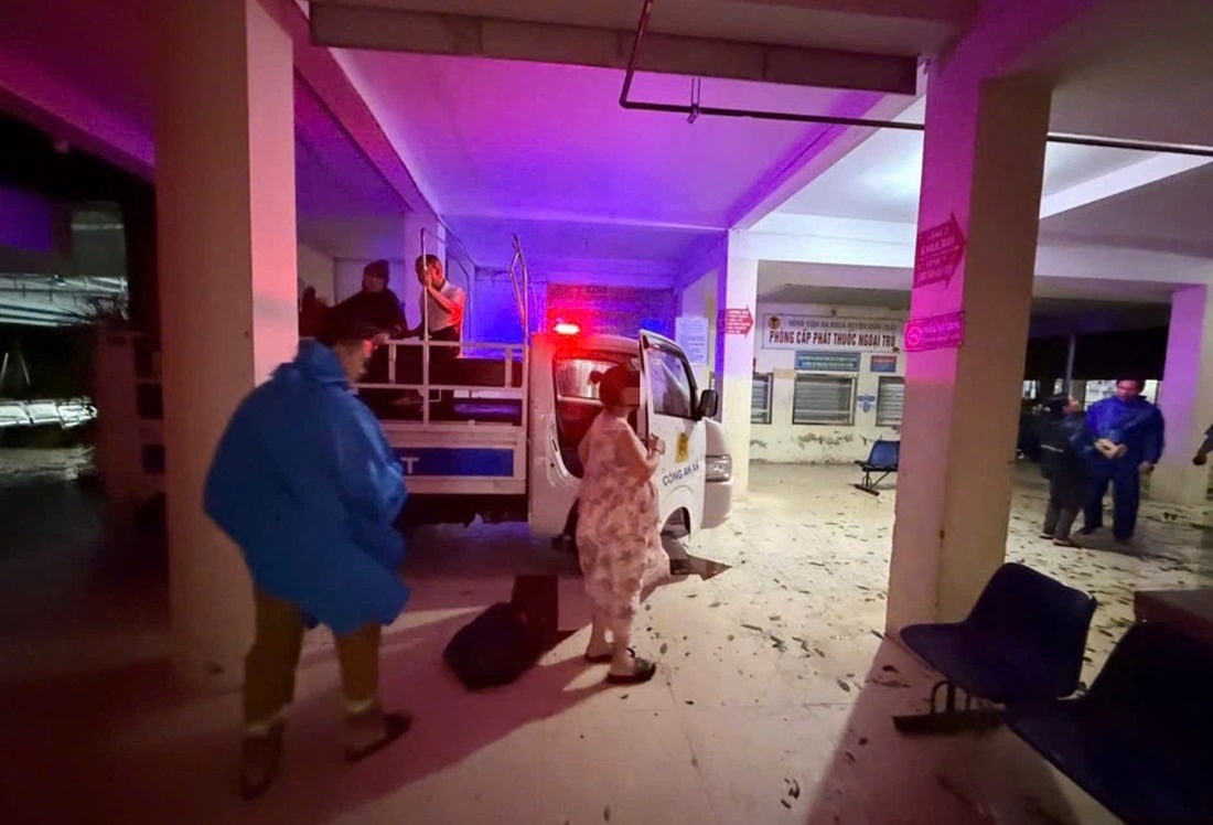 Công an xã Đức Châu sử dụng xe ôtô công vụ hỗ trợ đưa chị Lê Thị Thanh đến bệnh viện an toàn