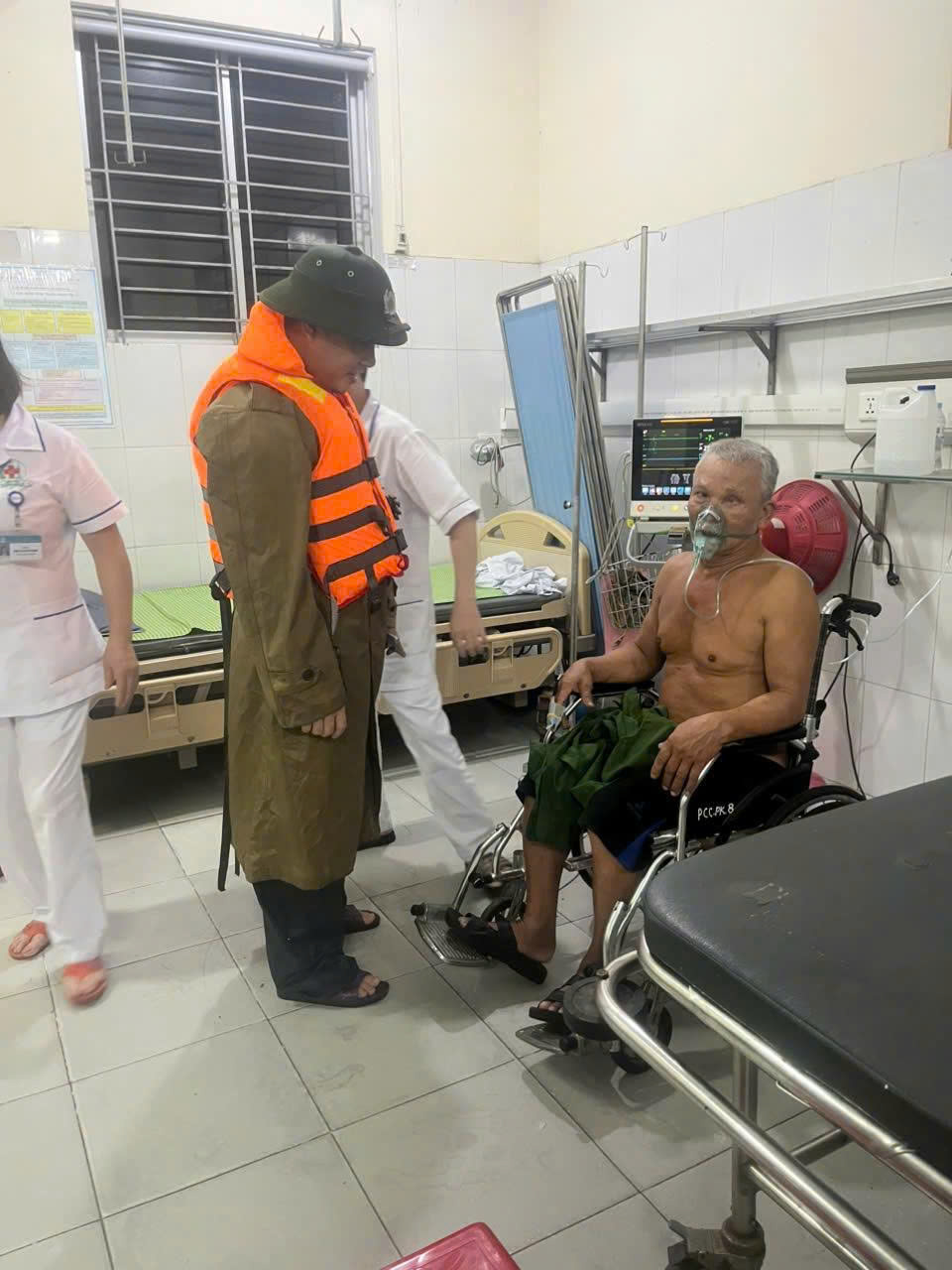 Công an xã Phúc Lộc sử dụng xe ôtô công vụ hỗ trợ đưa ông Nguyễn Văn Hải đến bệnh viện an toàn