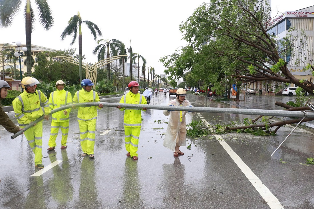 Lực lượng CSGT di chuyển cột điện bị đổ