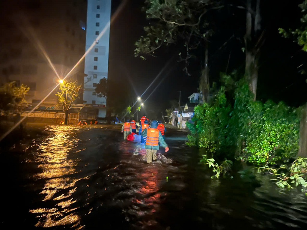 Cảnh sát PCCC&CNCH kịp thời có mặt tại hiện trường, đưa người dân trú tại phường Trường Vinh bị mắc kẹt đến khu vực an toàn 