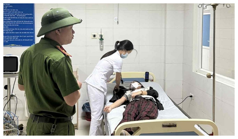 May mắn có lực lượng Công an xã đưa đi cấp cứu, chị Vân được đưa đến bệnh viện kịp thời