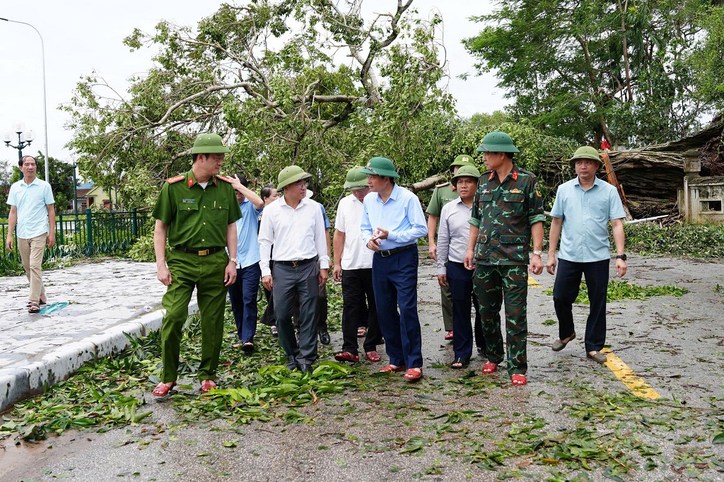 Chủ tịch UBND tỉnh Lê Hồng Vinh trao đổi với lãnh đạo xã Kim Liên và các sở, ngành về phương án khắc phục hậu quả thiên tai.