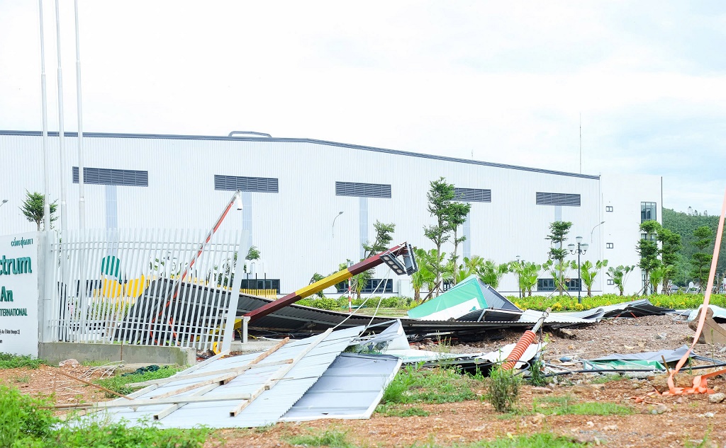 Một số tường rào dự án tại KCN WHA Industrial Zone Nghệ An bị gió bão cuốn.