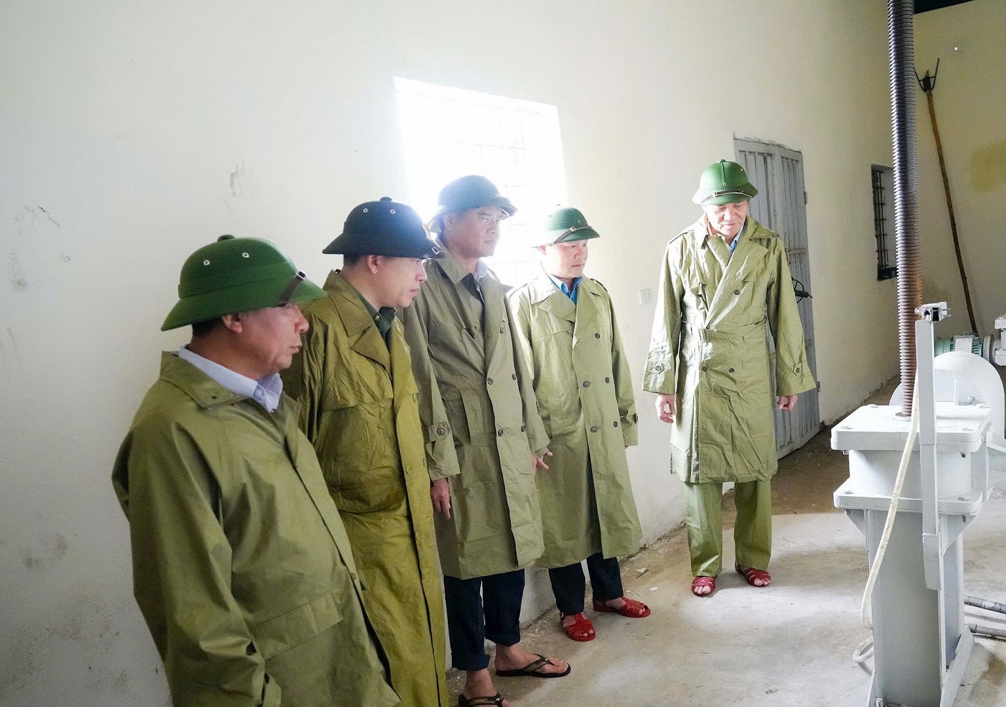 Đoàn công tác kiểm tra công tác vận hành cống tiêu Rào Đừng tại phường Vinh Lộc 