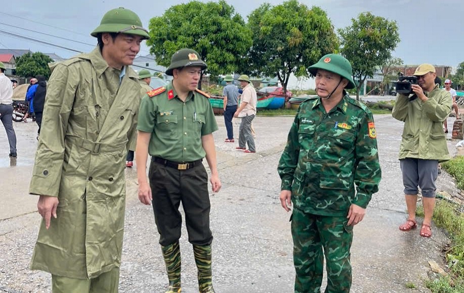 Phó Bí thư Thường trực Tỉnh ủy Hoàng Nghĩa Hiếu và Phó Giám đốc Công an tỉnh Đại tá Trần Hồng Quang trao đổi với lực lượng vũ trang về tình hình khắc phục do bão số 5 