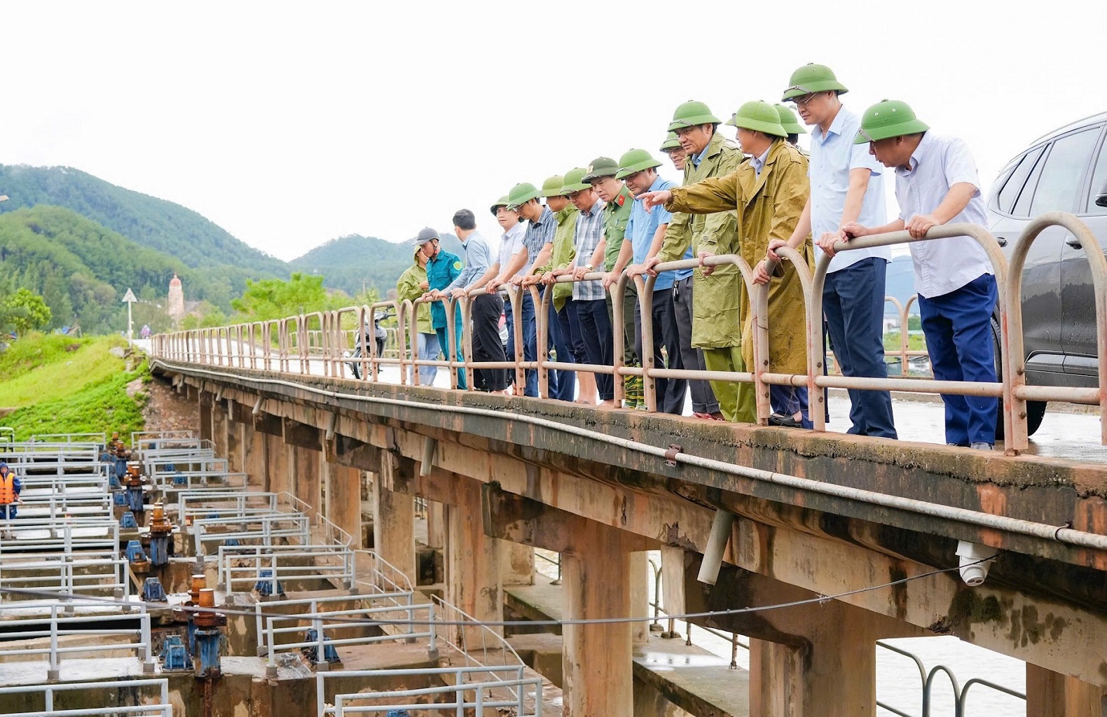Kiểm tra công tác vận hành tiêu thoát nước tại Bara Nghi Quang ở xã Hải Lộc 