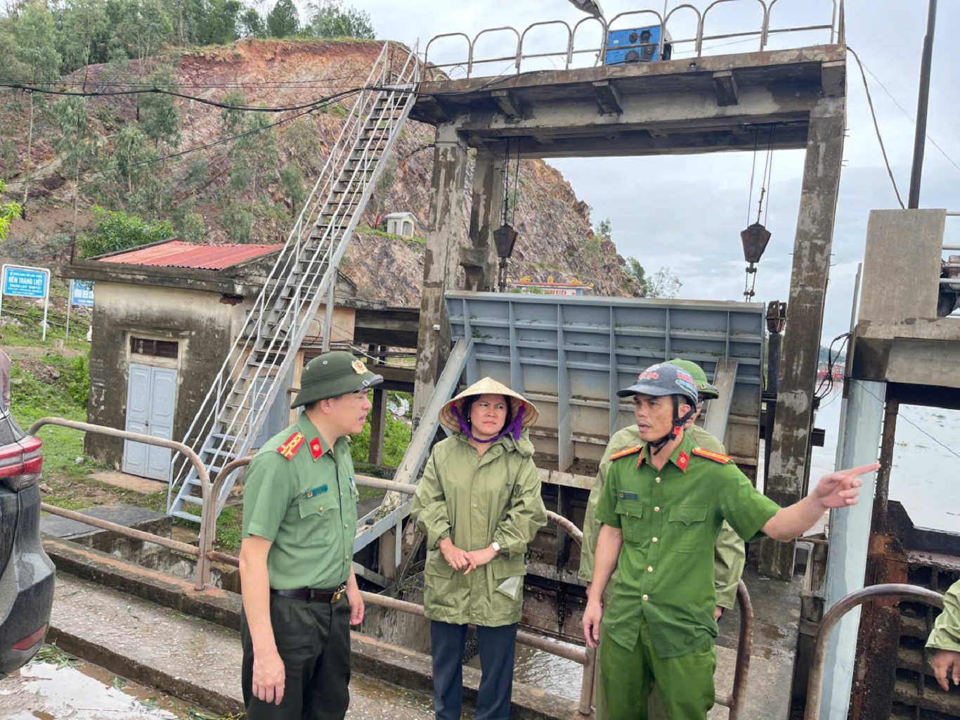 Đồng chí Đại tá Trần Hồng Quang, Phó Giám đốc Công an tỉnh động viên Tổ công tác Công an xã Trung Lộc 