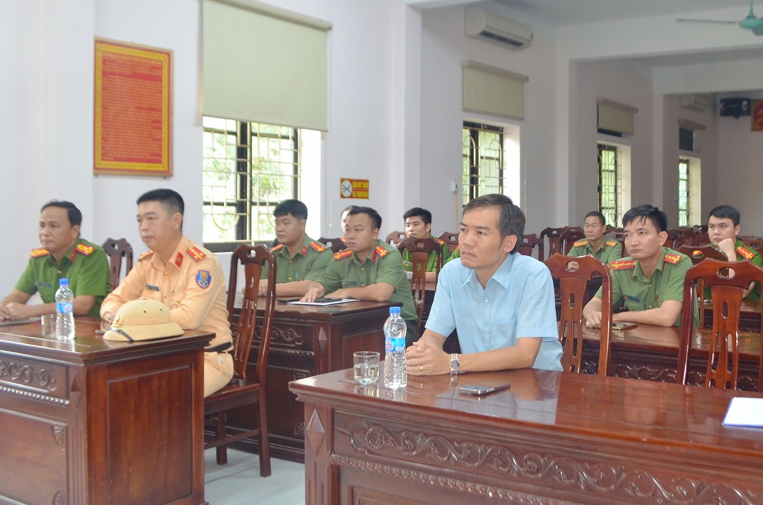 Đồng chí Đại tá Nguyễn Duy Thanh, Phó Giám đốc Công an tỉnh làm việc với Công an xã Tương Dương