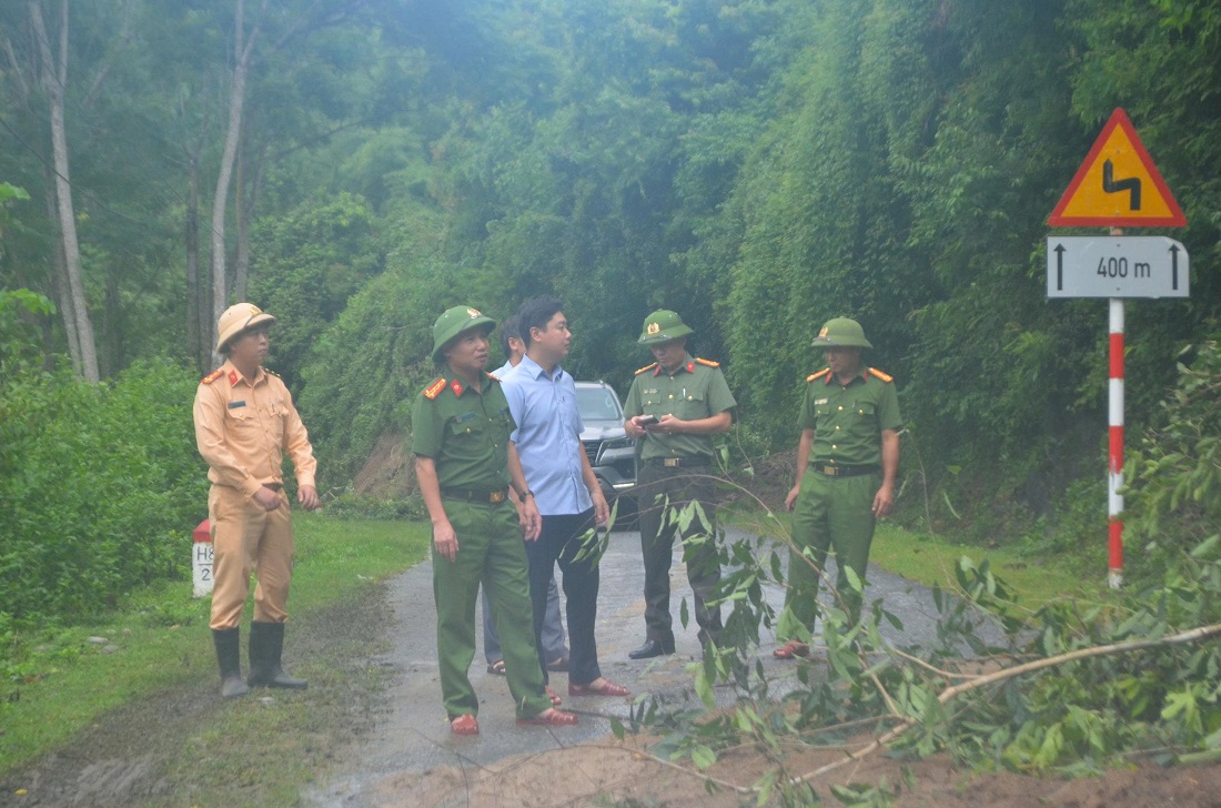 Đồng chí Đại tá Nguyễn Duy Thanh, Phó Giám đốc Công an tỉnh kiểm tra các địa điểm sạt lở trên tuyến Quốc lộ 7 và Tỉnh lộ 543D