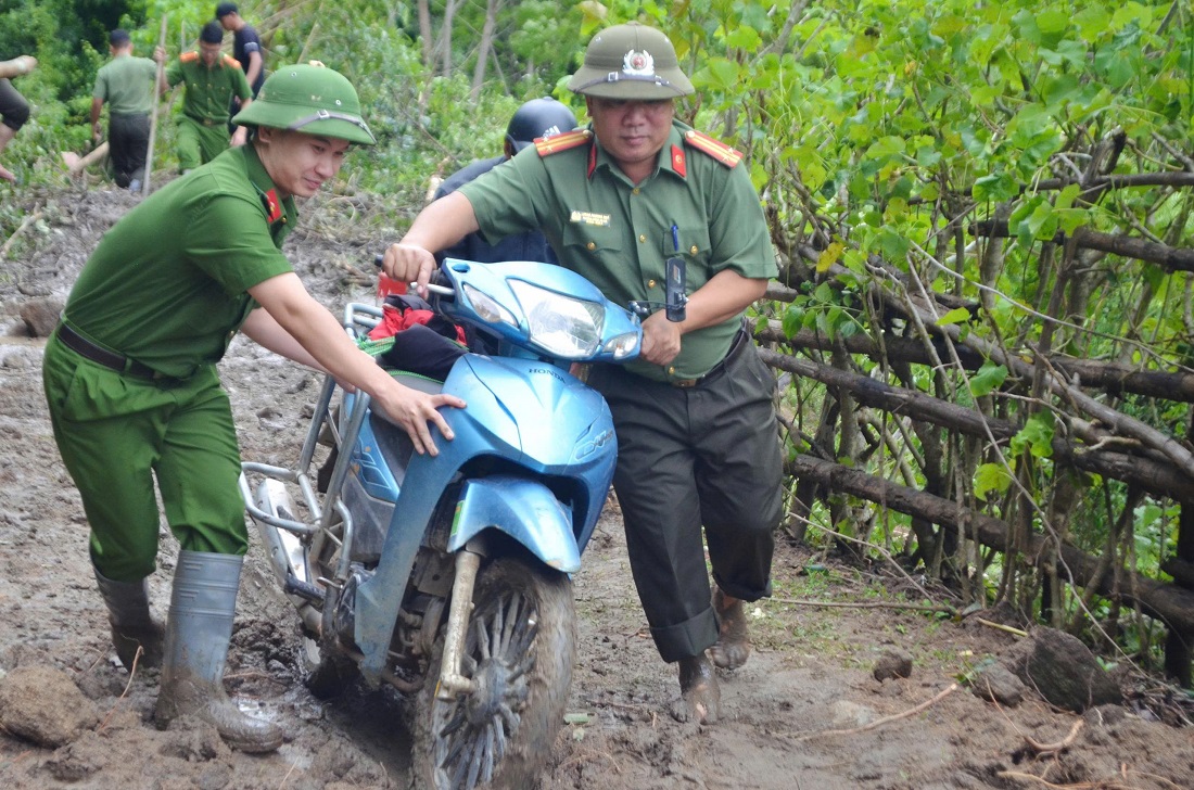 Công an huyện Tương Dương phối hợp cùng lực lượng chức năng khẩn trương khắc phục sạt lở sau bão số 5