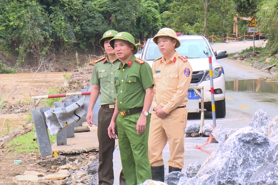 Đồng chí Đại tá Nguyễn Duy Thanh, Phó Giám đốc Công an tỉnh kiểm tra các địa điểm sạt lở trên tuyến Quốc lộ 7