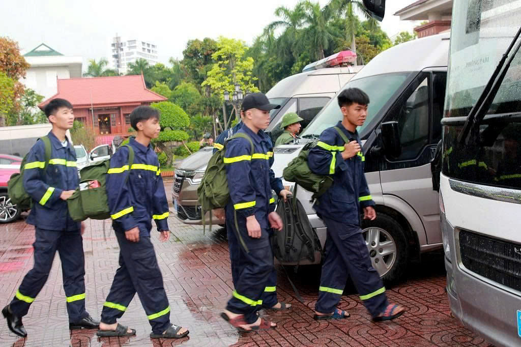 Cảnh sát PCCC&CNCH sẵn sàng thiết bị, phương tiện và lực lượng về vùng xung yếu hỗ trợ người dân