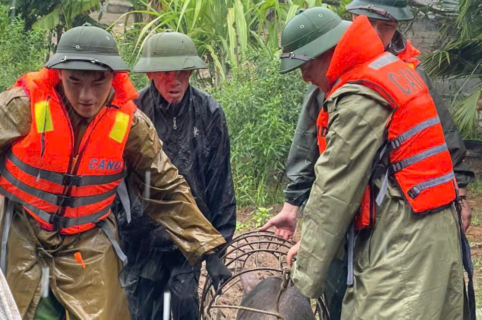 Những trang trại, đầm tôm,cá, chiếc thuyền là tải sản gom góp, tích lũy cả đời của người dân ven biển. Các chiến sỹ khẩn trương gia cố và chằng chống nhà cửa giúp người dân; tàu thuyền vào đến đất liền ngay khẩn trương được hướng dẫn, hỗ trợ đưa đến nơi neo đậu an toàn