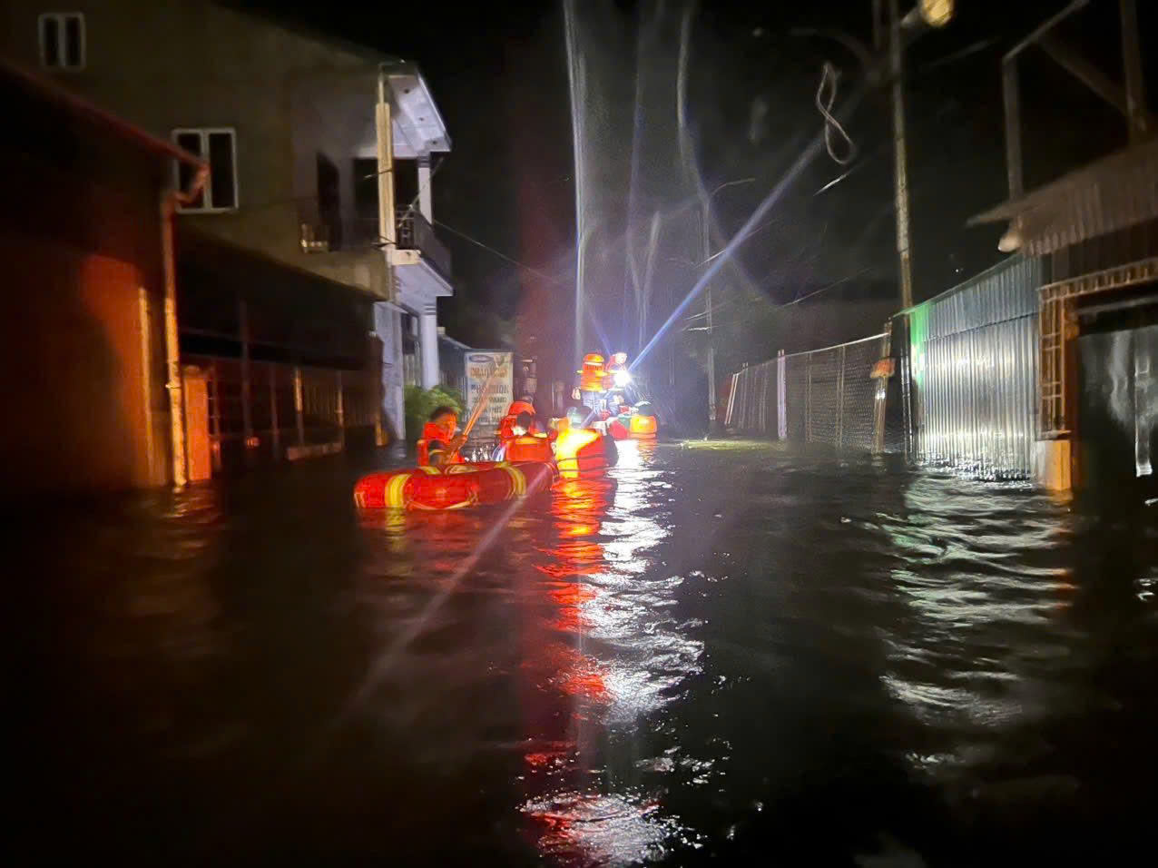 Lực lượng cứu nạn cứu hộ khẩn trương đưa người dân đến nơi an toàn trong đêm bão Kajiki đổ bộ