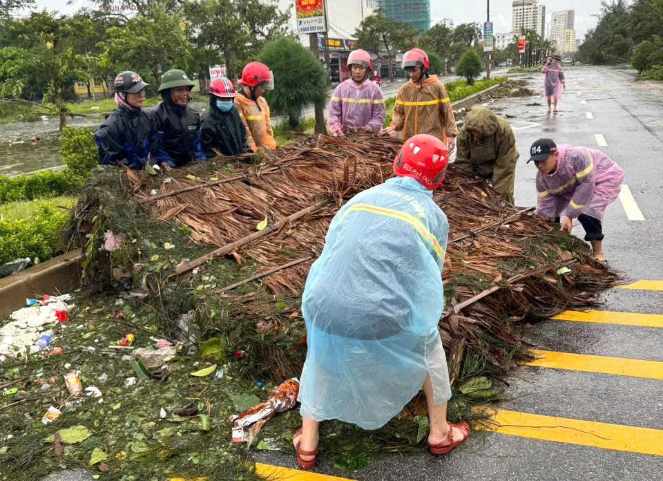 Lực lượng PCCC&CNCH giúp dân lợp lại mái nhà, khắc phục cây gãy đổ sau bão