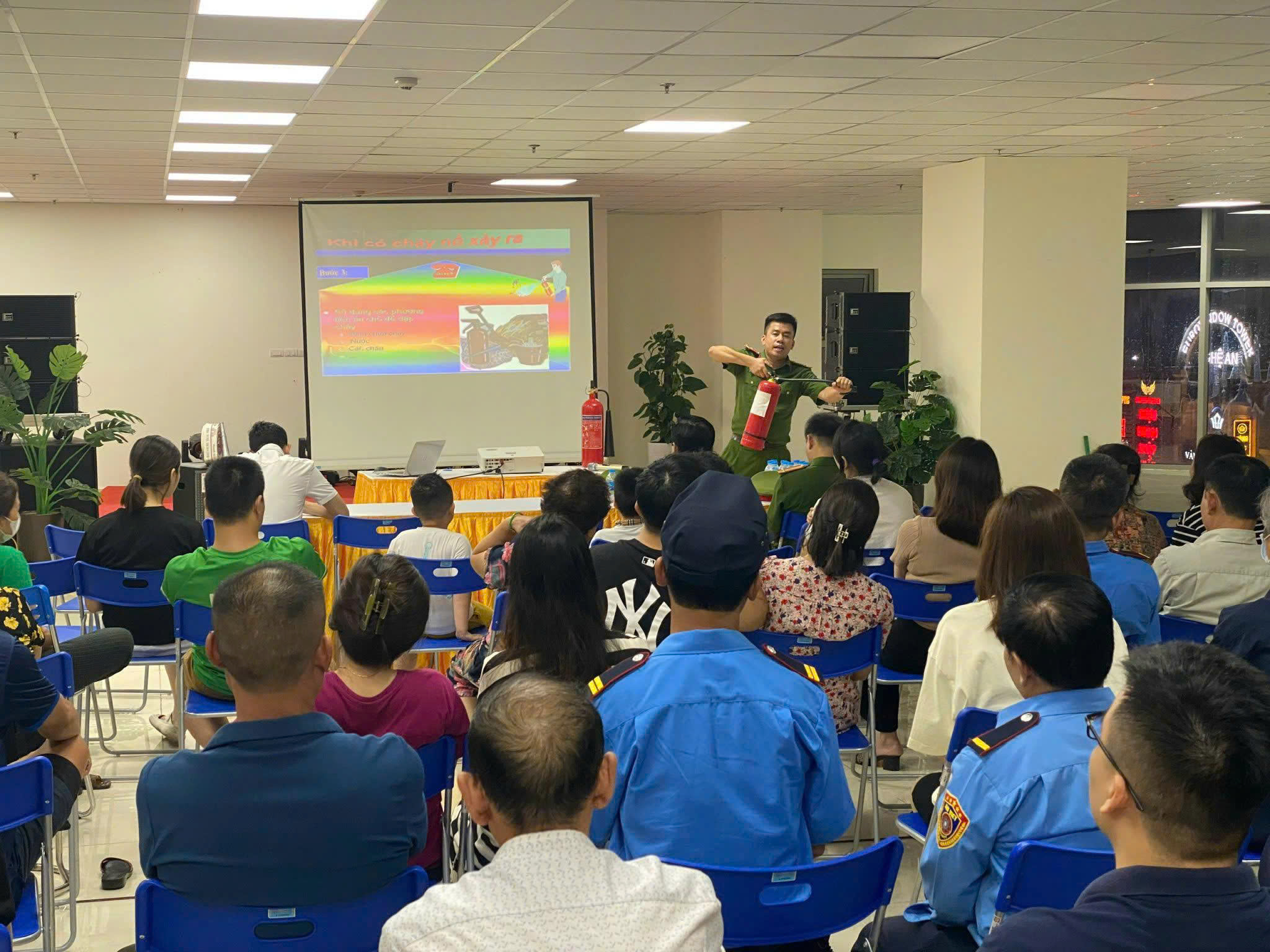 Bằng sự tận tâm, Đại úy Nguyễn Văn Tiến luôn tích cực đưa kiến thức PCCC&CNCH đến gần hơn với nhân dân