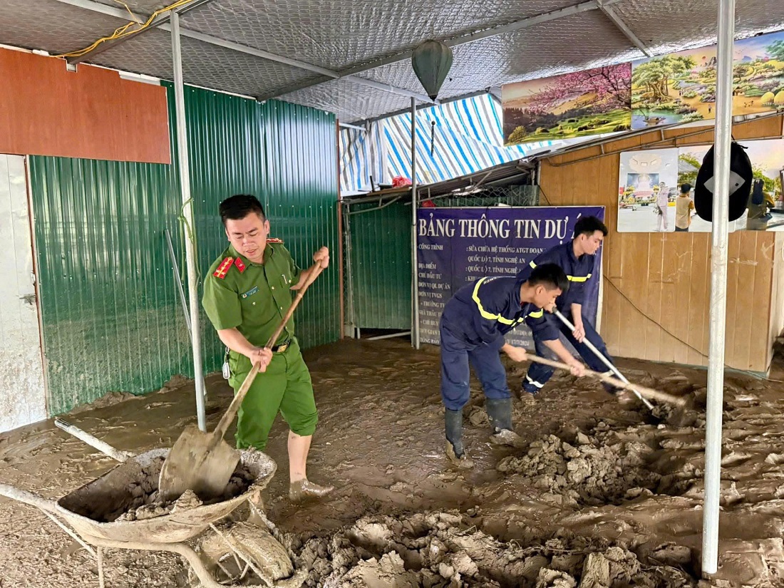 Đại úy Nguyễn Văn Tiến và đồng đội làm việc xuyên đêm, đồng hành cùng nhân dân trong hoạn nạn