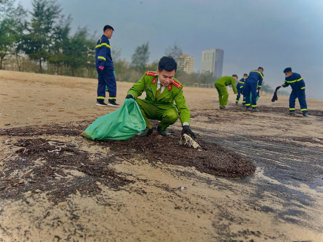 Đại úy Nguyễn Văn Tiến luôn gương mẫu, đi đầu trong các phong trào  thanh niên xung kích, tình nguyện vì cộng đồng