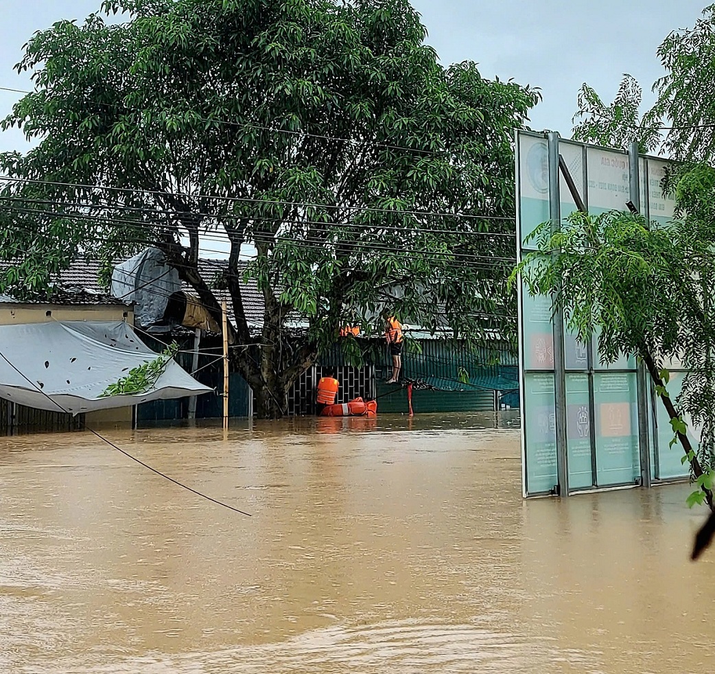 Một số hình ảnh Công an xã Châu Tiến hỗ trợ nhân dân