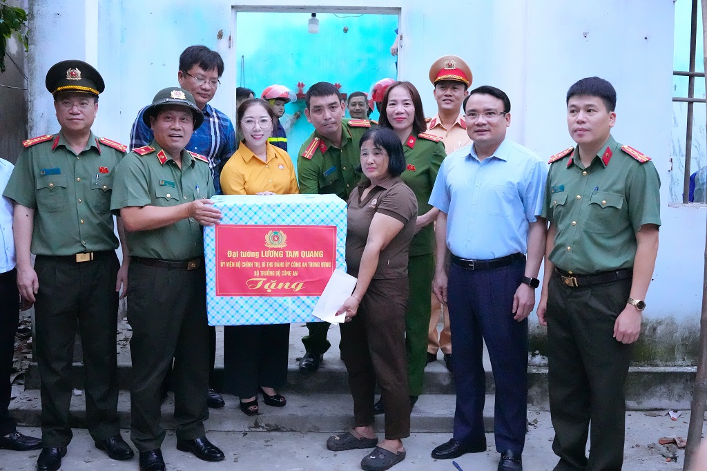 Đoàn công tác đã trao quà của cá nhân đồng chí Đại tướng Lương Tam Quang - Ủy viên Bộ Chính trị, Bí thư Đảng ủy Công an Trung ương, Bộ trưởng Bộ Công an cho bà Nguyễn Thị Xuân