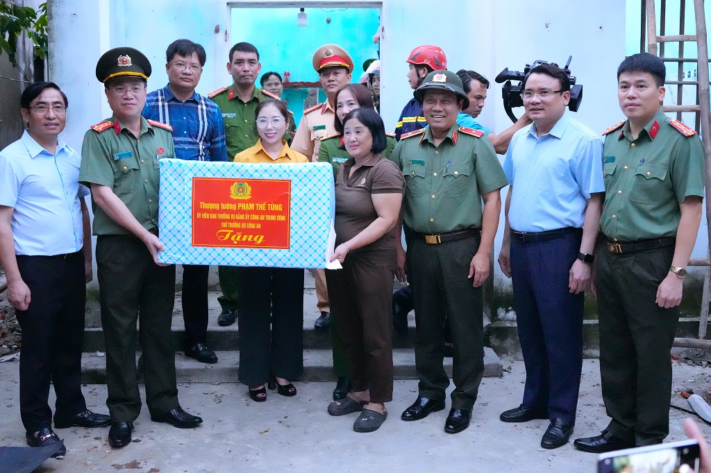 Đoàn công tác trao tặng quà của cá nhân đồng chí Thượng tướng Phạm Thế Tùng - Ủy viên Ban Thường vụ Đảng ủy Công an Trung ương, Thứ trưởng Bộ Công an tặng quà cho bà Nguyễn Thị Xuân