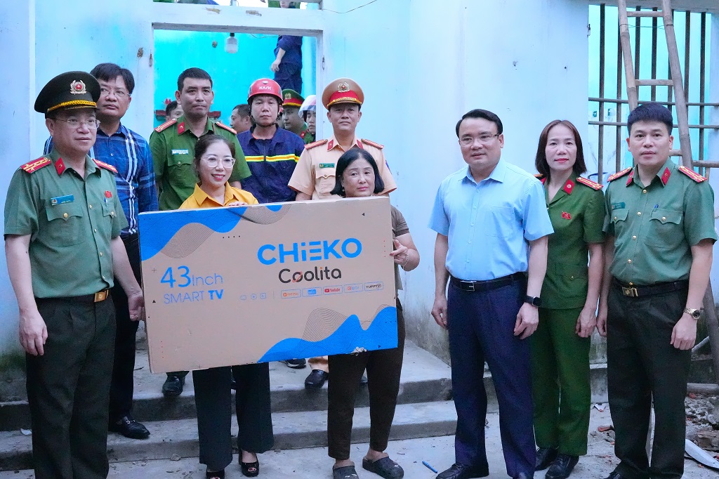 Đoàn công tác tặng quà của Đảng ủy Công an Trung ương cho bà Nguyễn Thị Xuân