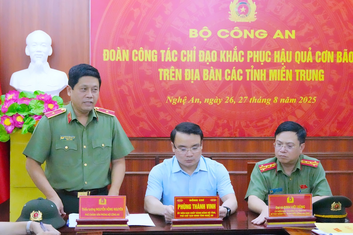 Đồng chí Thiếu tướng Nguyễn Hồng Nguyên - Phó Chánh Văn phòng Bộ Công an phát biểu tại buổi làm việc