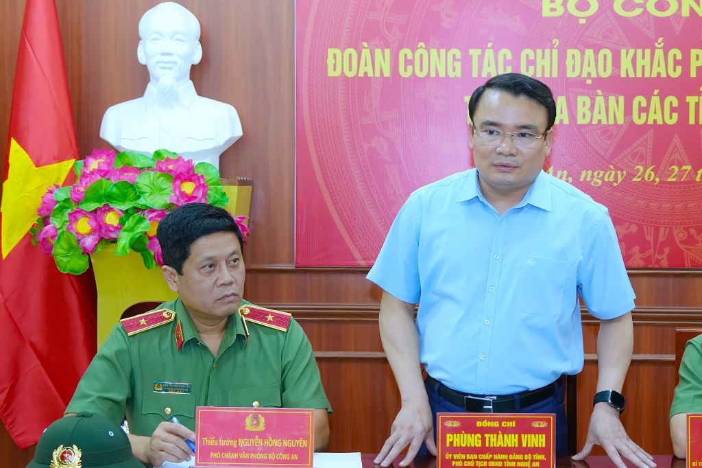 Đồng chí Phùng Thành Vinh - Ủy viên Ban Chấp hành Đảng bộ tỉnh, Phó Chủ tịch UBND tỉnh Nghệ An phát biểu tại buổi làm việc