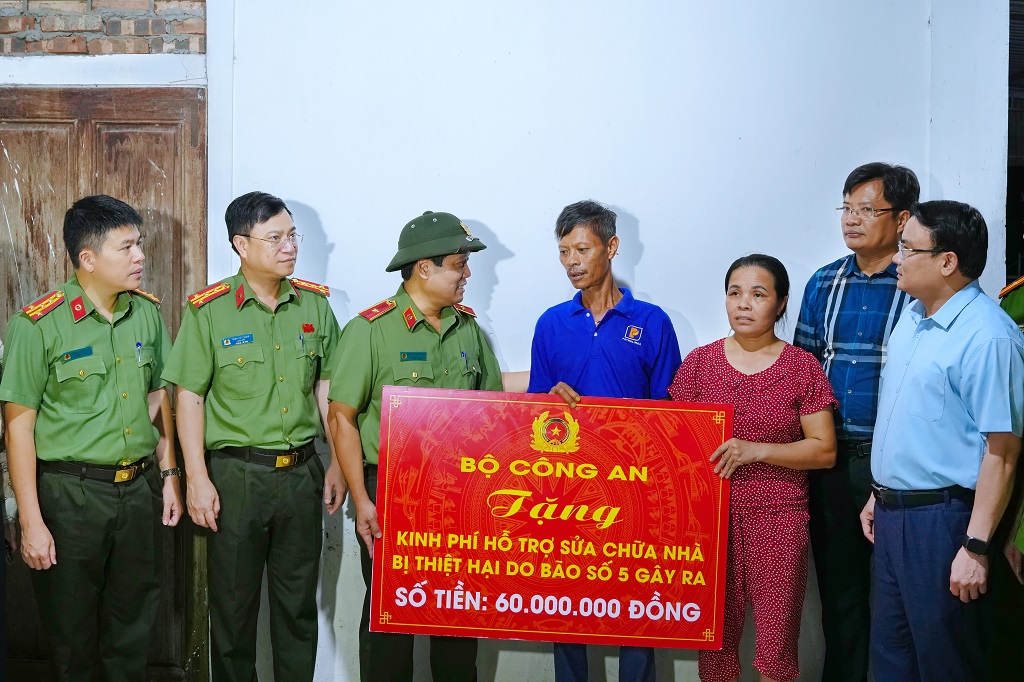 Đoàn công tác trao tặng kinh phí sửa chữa nhà khắc phục hậu quả sau bão cho gia đình ông Võ Sỹ Lương